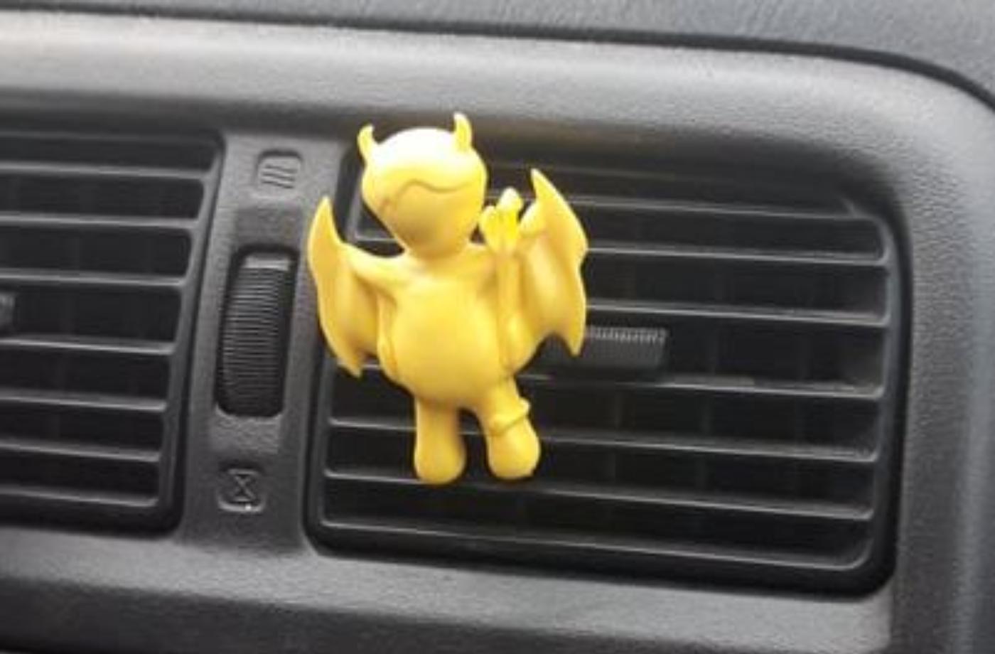 Osvěžovač vzduchu Talisman (voňavý ďáblík) do auta pro príjemné chvíle za volantem.