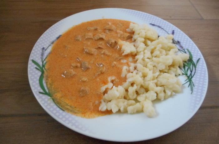 Jednoduché halušky k perkeltu/paprikášu