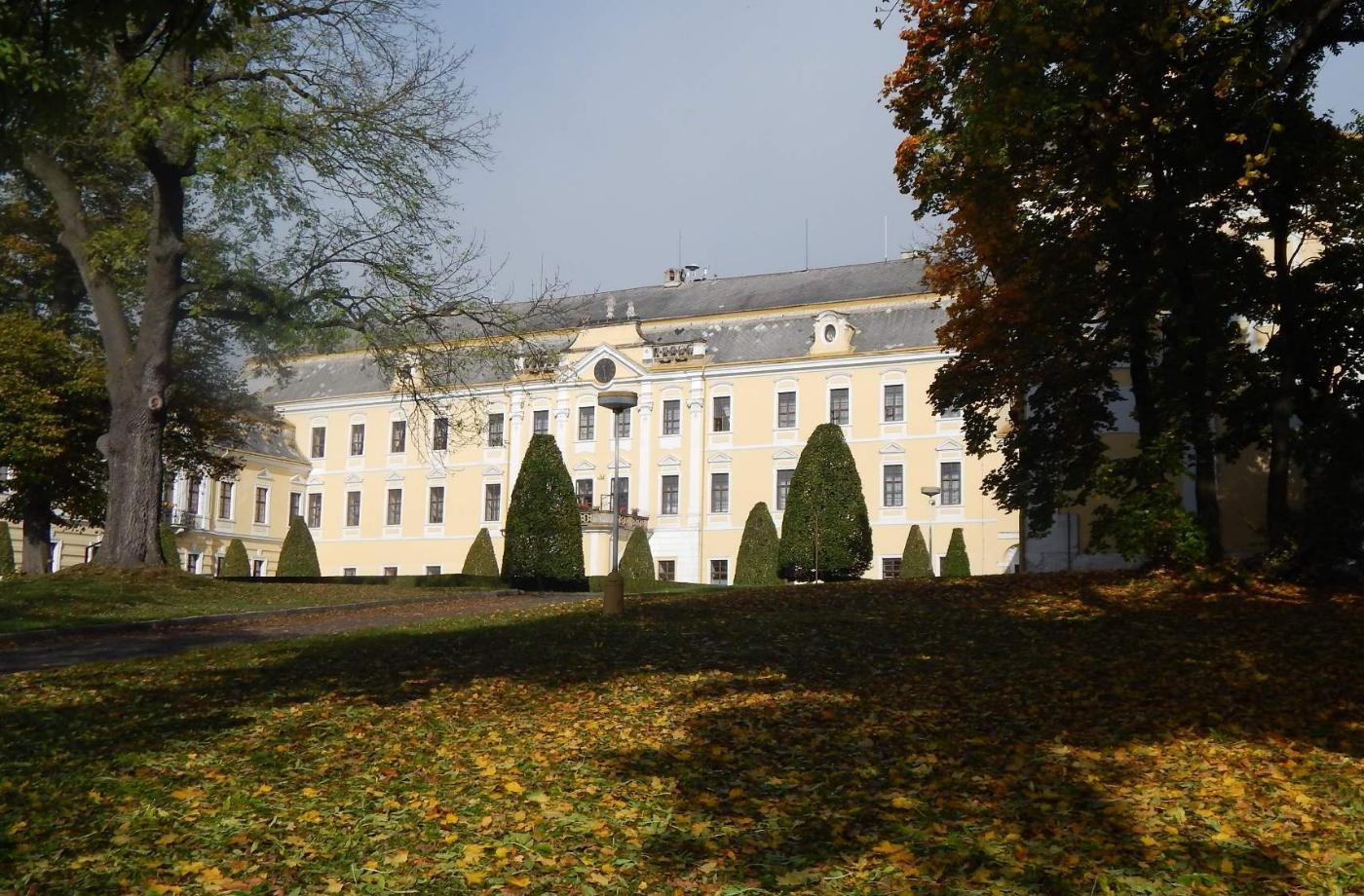 Lysá nad Labem (Kostel Narození svatého Jana Křtitele a zámek)