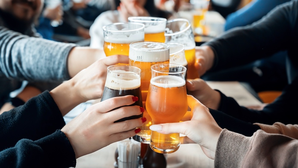 Zapomeňte na růžový kýč. Jak naplánovat nezapomenutelnou rozlučku se svobodou pro nevěsty, které milují pivo
