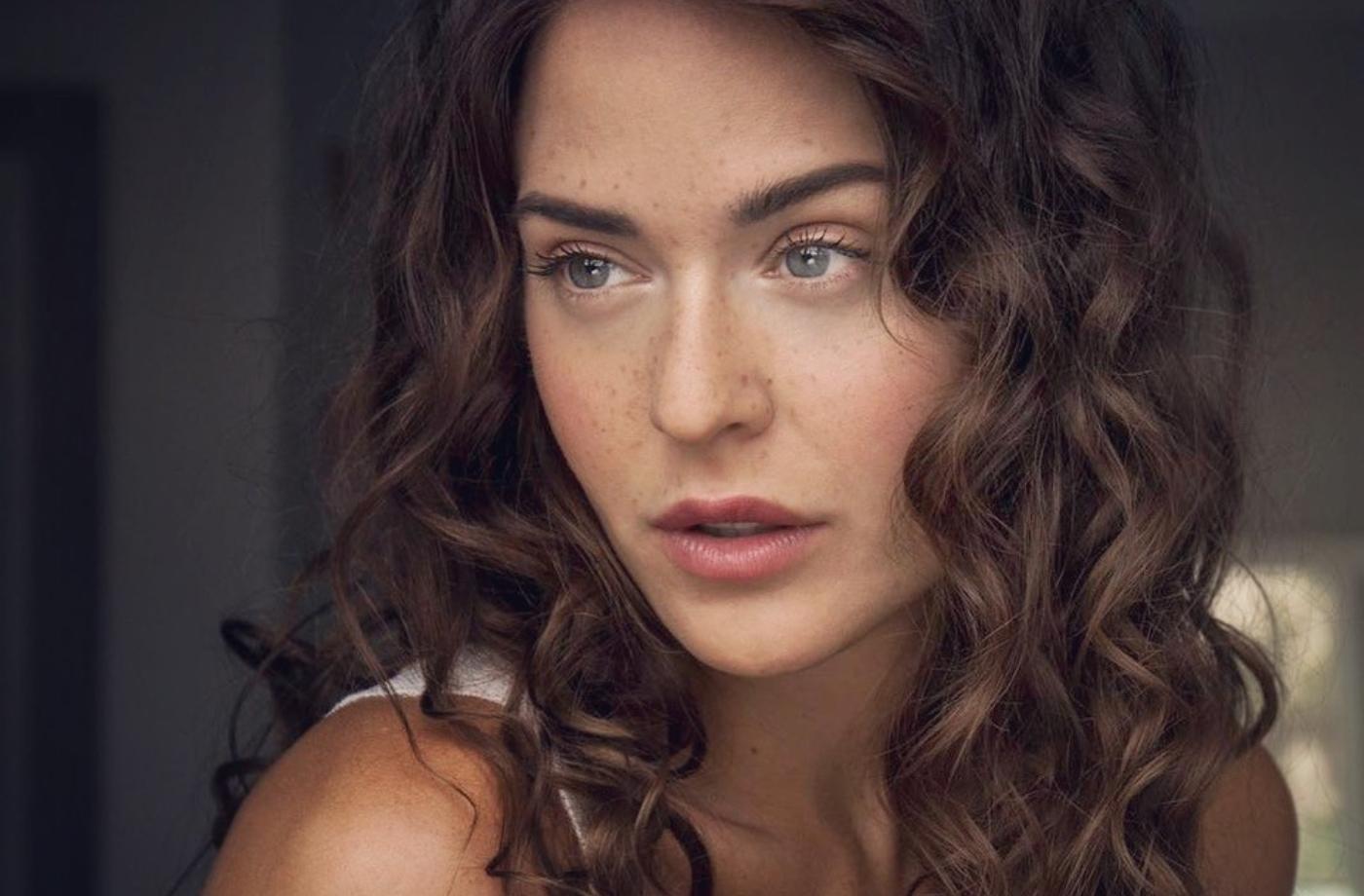 Herečka Dominika Býmová vzdala ve své módní kolekci hold konopí a bio bavlně