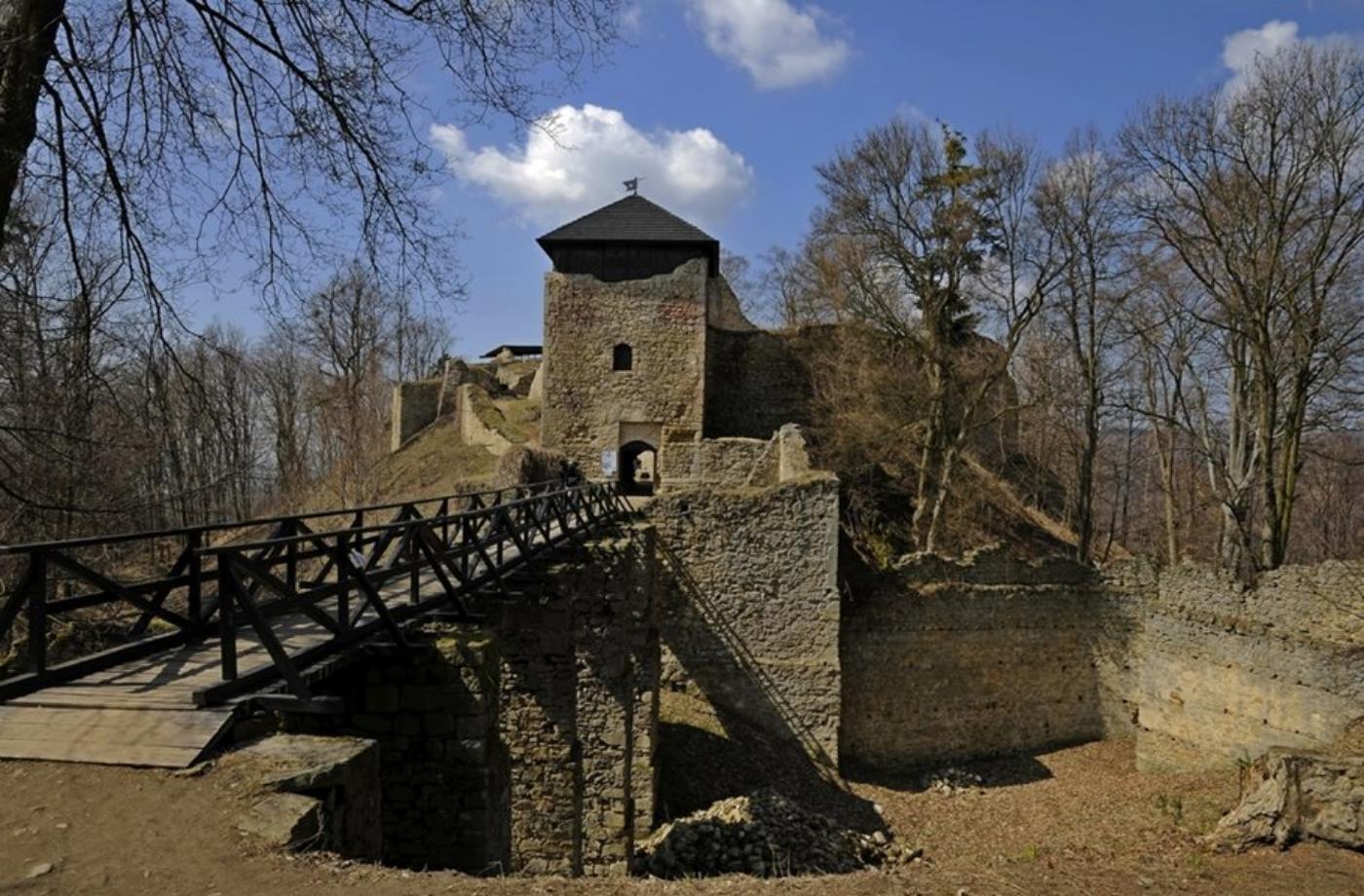 Hrad Lukov - romantické zříceniny kdysi slavného hradu