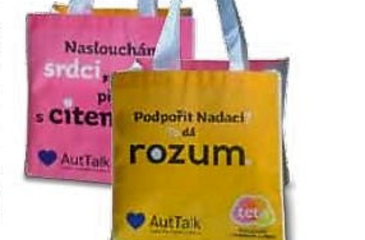 Drogerie TETA společně se zákazníky pomáhají. Zakoupením jejich kvalitní tašky podpoříte i vy rodiny s autistickými dětmi