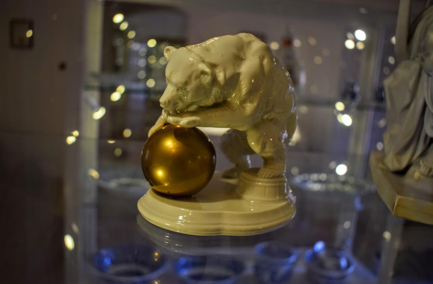 Expozice porcelánu na hradě Loket