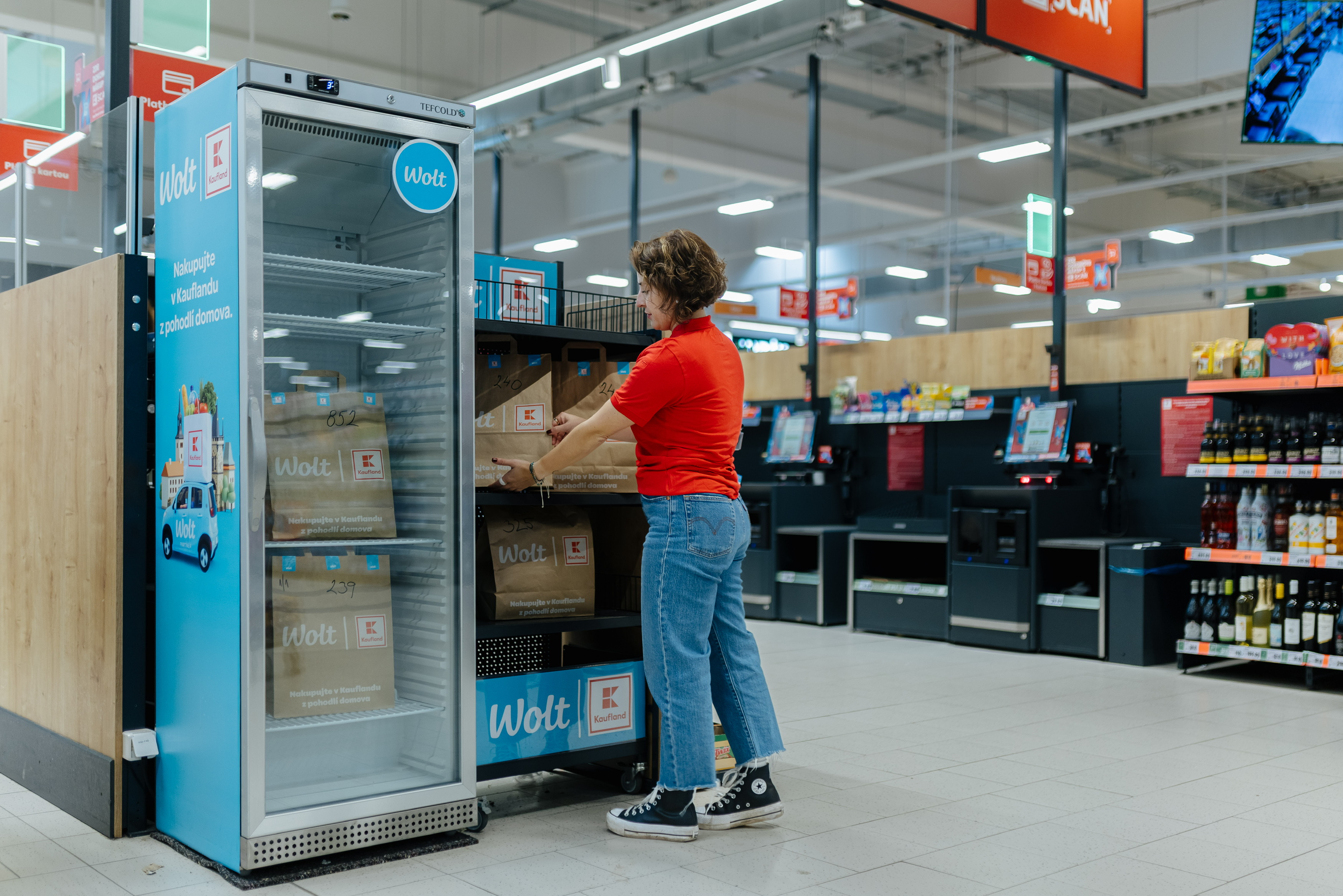 Kaufland a Wolt spojují síly: Potraviny i drogerii doručí kurýři z oblíbeného hypermarketu až domů