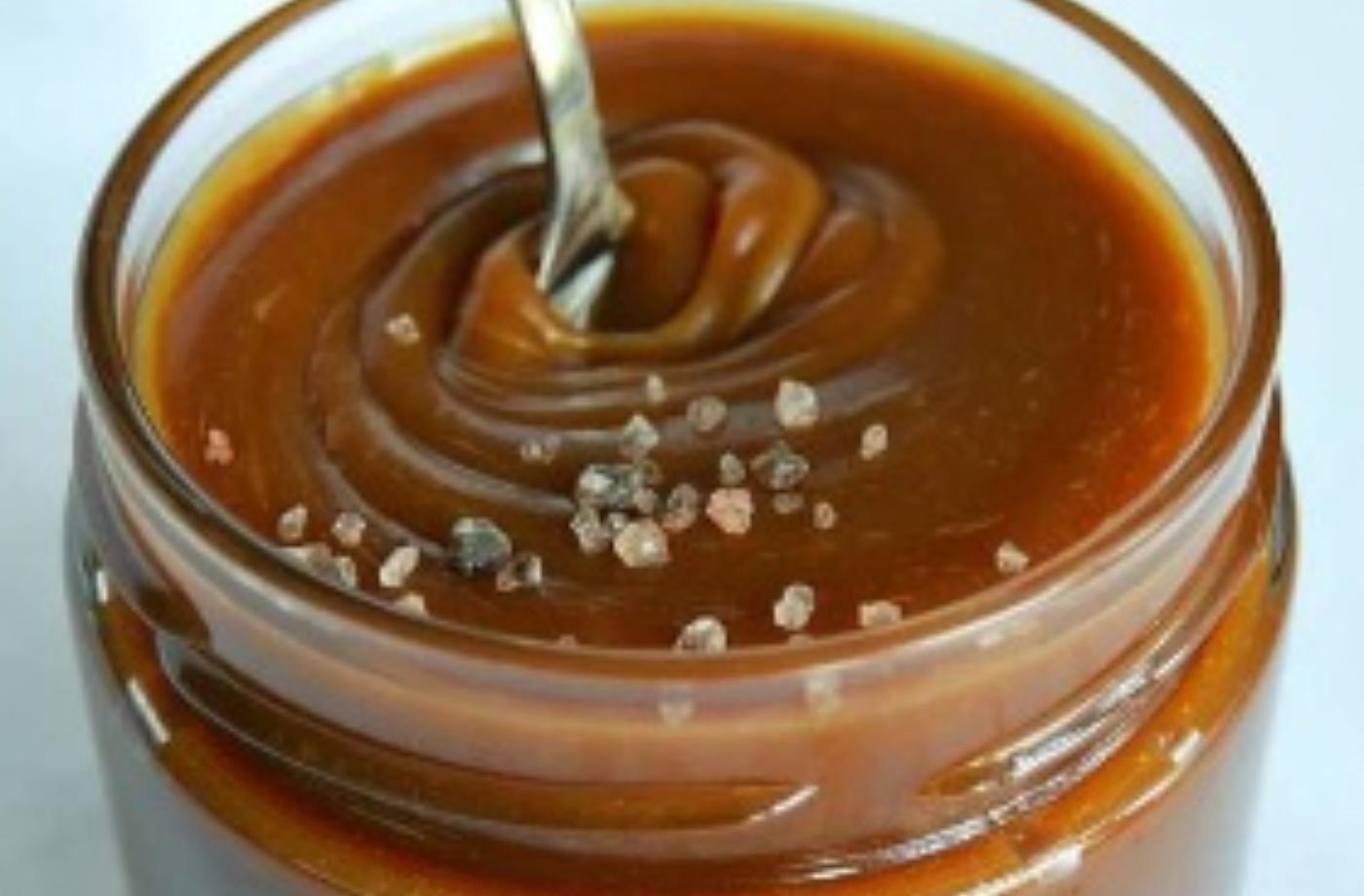 Špetka soli zvýrazňí hořko-sladký podtón. Jak chutná slaný karamel?