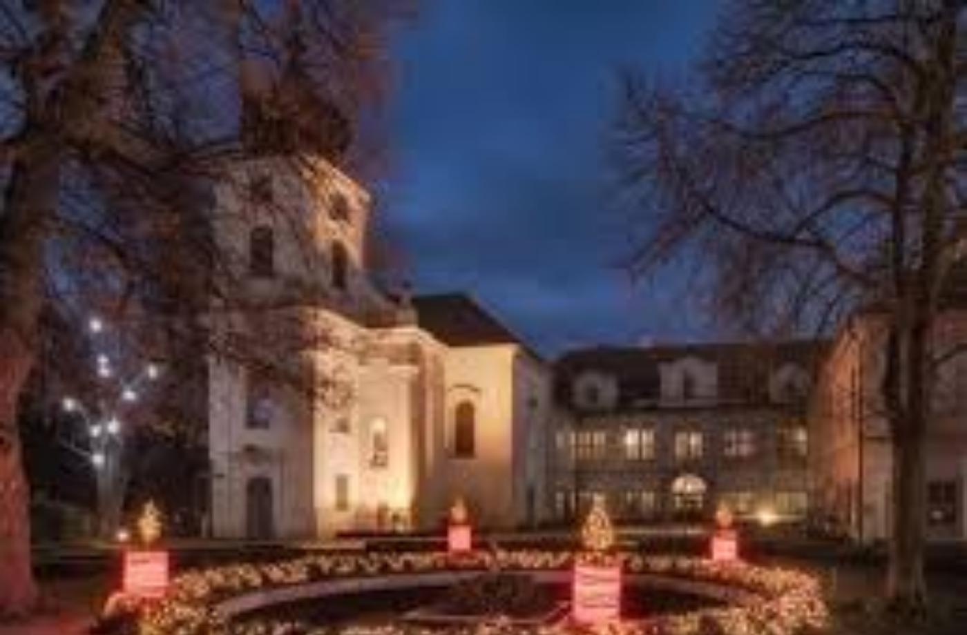 Zámek Loučeň a jejich největší adventní věnec