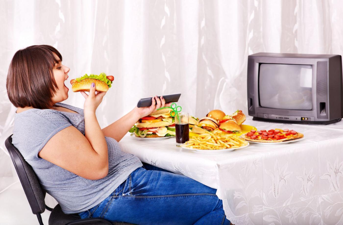 Jíte u televize či jiného blikajícího zařízení? Je nebo není jedno kde si sním své kalorie?