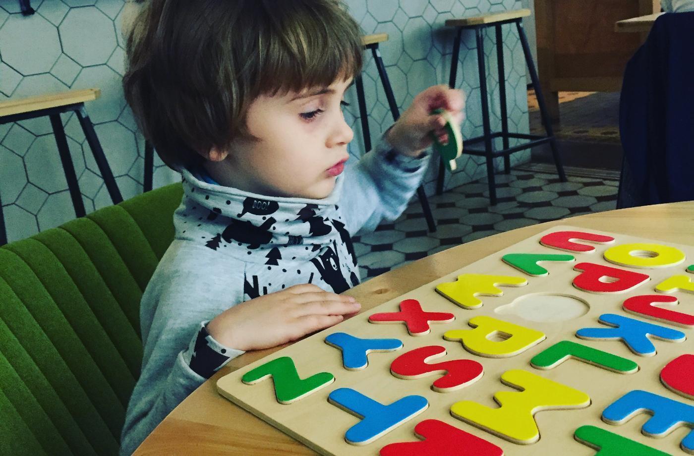 Nejezdí na kole a neřekne mi, kde ho bolí. Děti s autismem jsou často nemotorní a neumí komunikovat