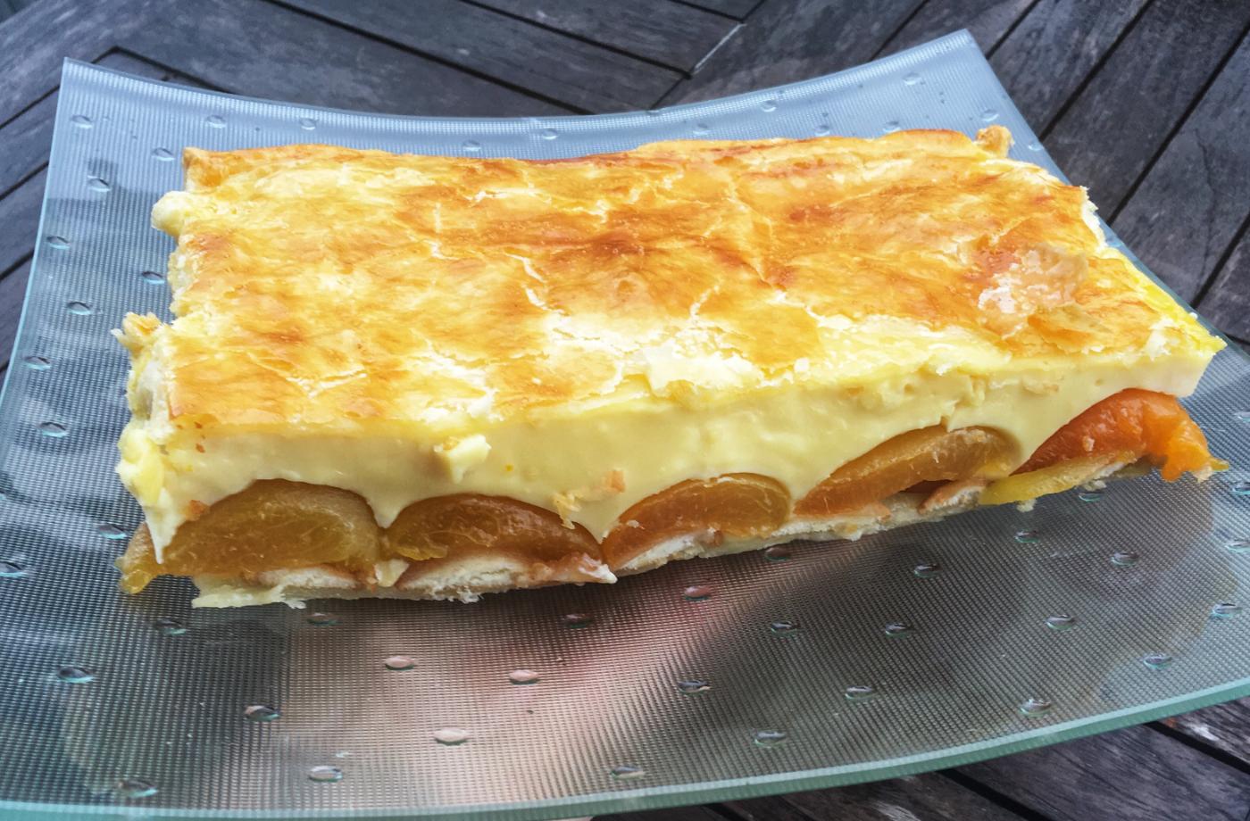 Pudinková lahůdka s listovým těstem, meruňkama a piškoty