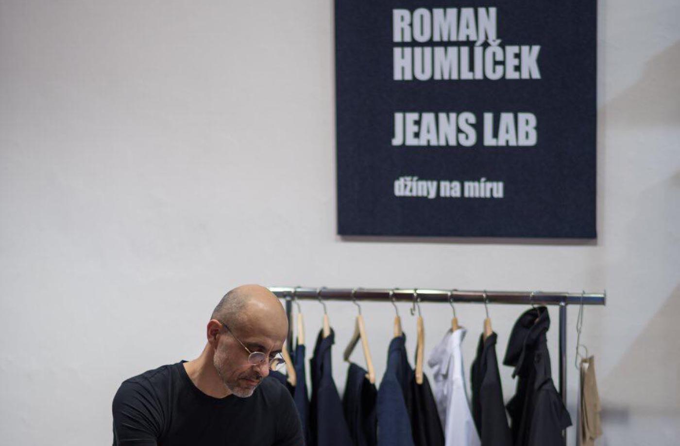 Roman Humlíček - Český návrhář, který stojí za projekty Džíny na míru a Oblek na míru, poznáte ho?