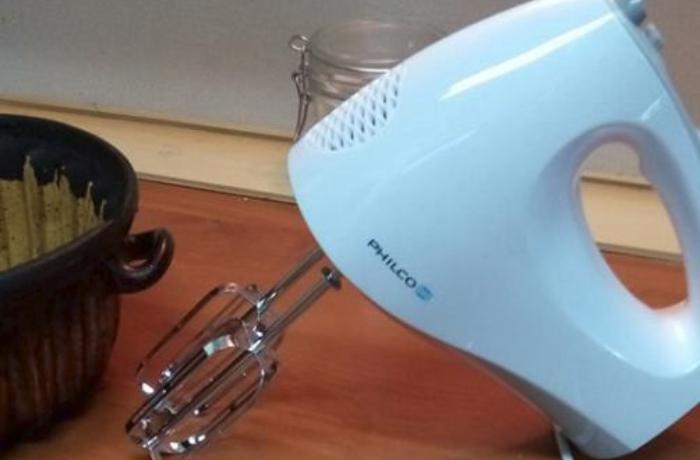 Pro všechny, které baví pečení a vaření je ruční šlehač Philco PHHM 6300 skvělým pomocníkem