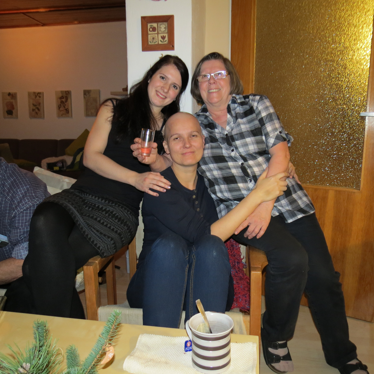 Lenka v době, kdy ji nemoc připravila o vlasy. Vpravo nahoře její maminka.