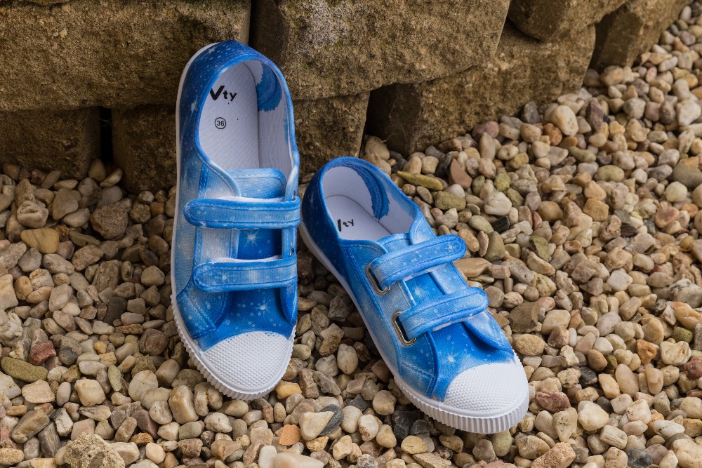 Místo „tón v tónu“ se můžete rozhodnout i pro dvě úplně jiné barvy – hezká je například kombinace modré a růžové. Chcete být ještě originálnější? Na hotové tenisky přimalujte černým fixem na textil další motivy.