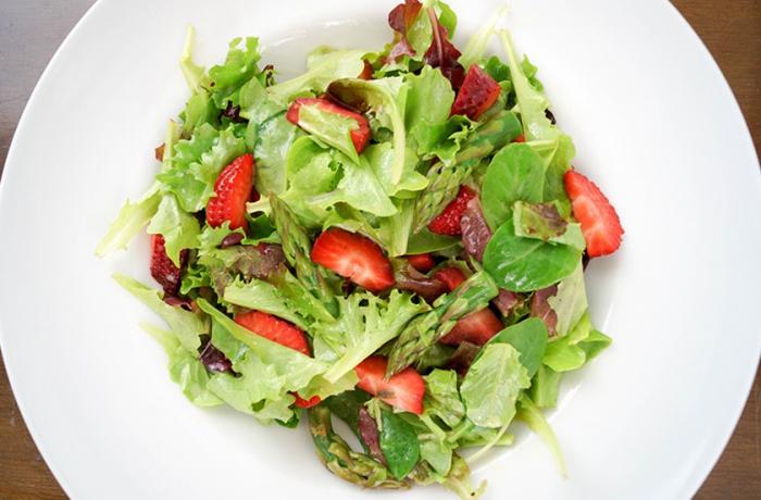 Salát s chřestem a jahodami