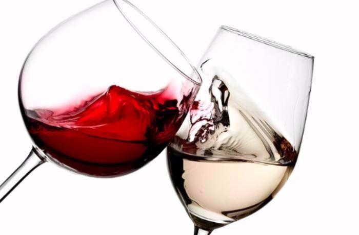 Dopřáváte si večer sklenku? Pozor na alkohol, prázdné kalorie se ukládají do tuku
