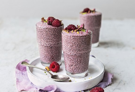 Malinový chia puding s růžovou vodou
