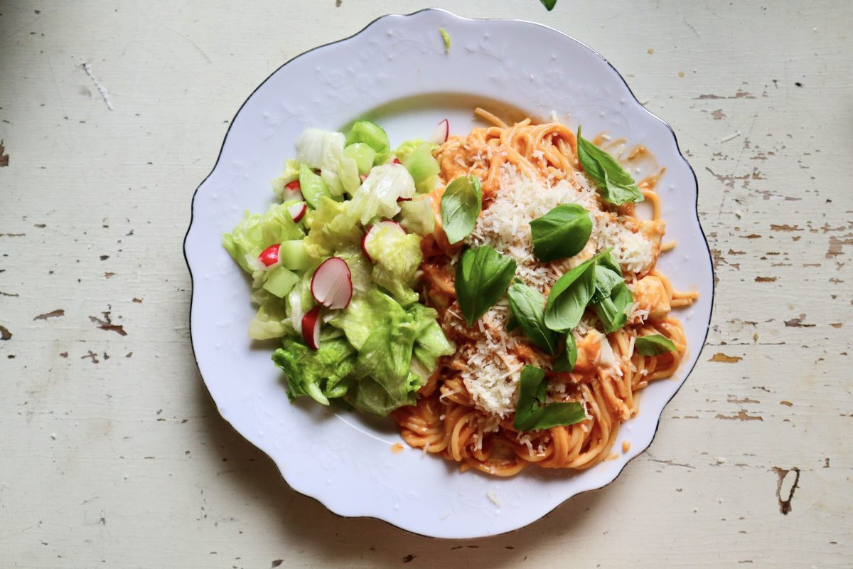Tip na rychlý letní recept od Lindy Rybové: Připravte si špagety s krémovou omáčkou z pečených rajčat