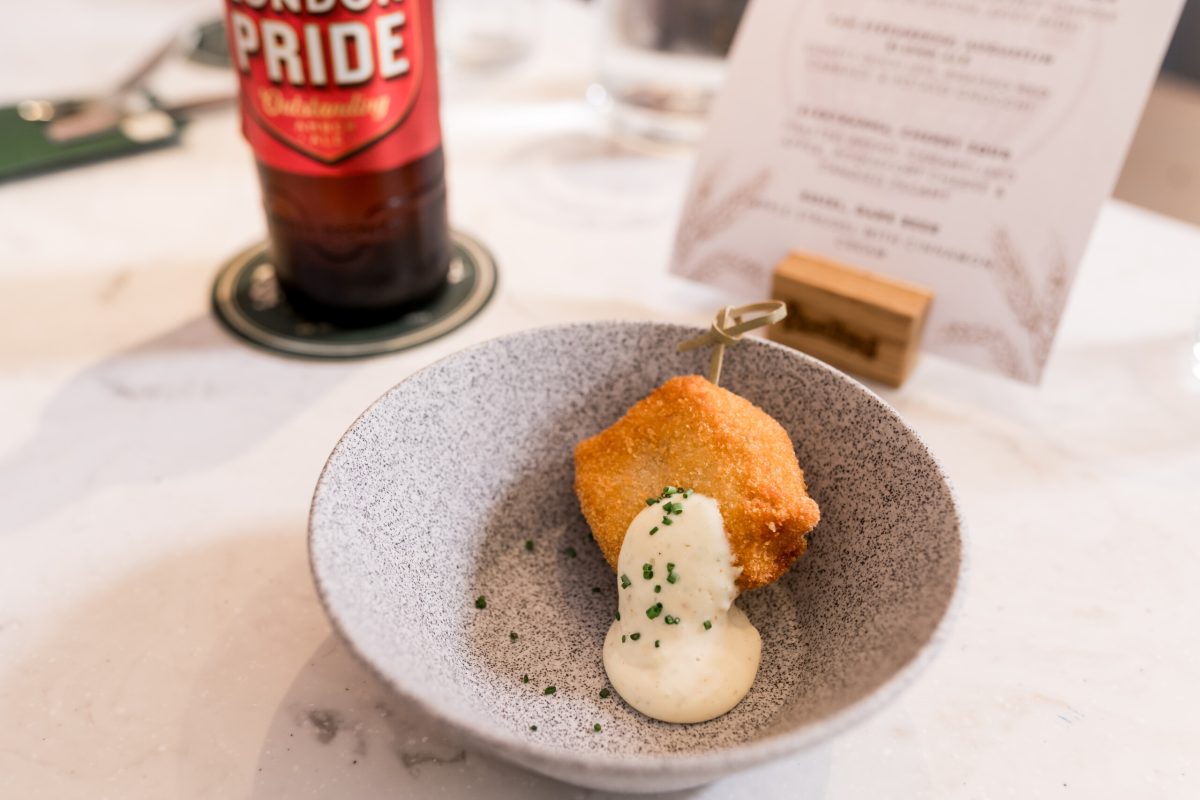 Smažené olomoucké tvarůžky s aioli z chilli a limetky párované s anglickým pivem London Pride – amber ale.