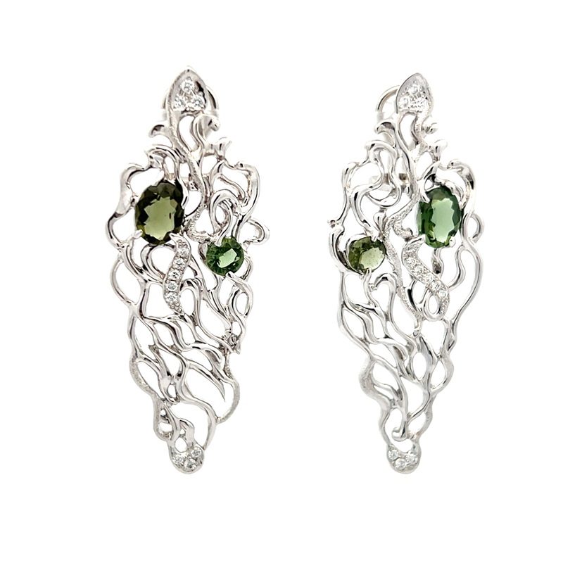 Zlaté náušnice s diamanty a vltavíny z JK kolekce Primavera_produkt