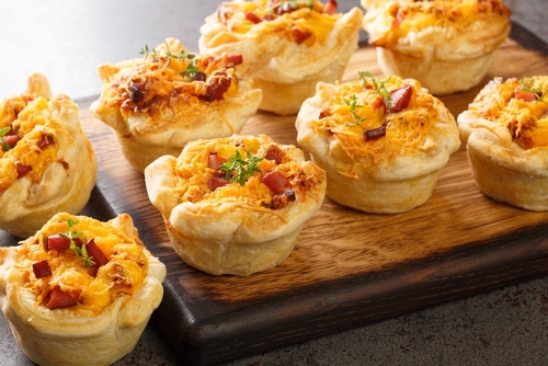 Homemade,Puff,Muffins,With,Ham,,Vegetables,And,Cheddar,Close-up,On