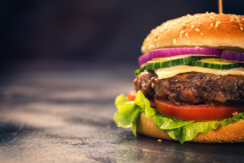 Grilovací sezóna startuje: Užijte si poctivý domácí burger i bez venkovního grilu