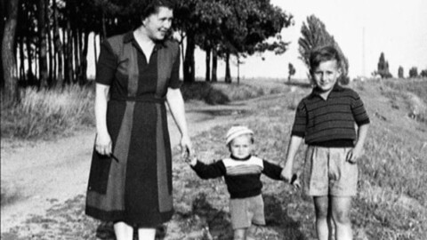 Jan Palach s bratrem a matkou