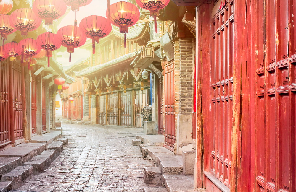 Čínská ulice s červenými lampiony
