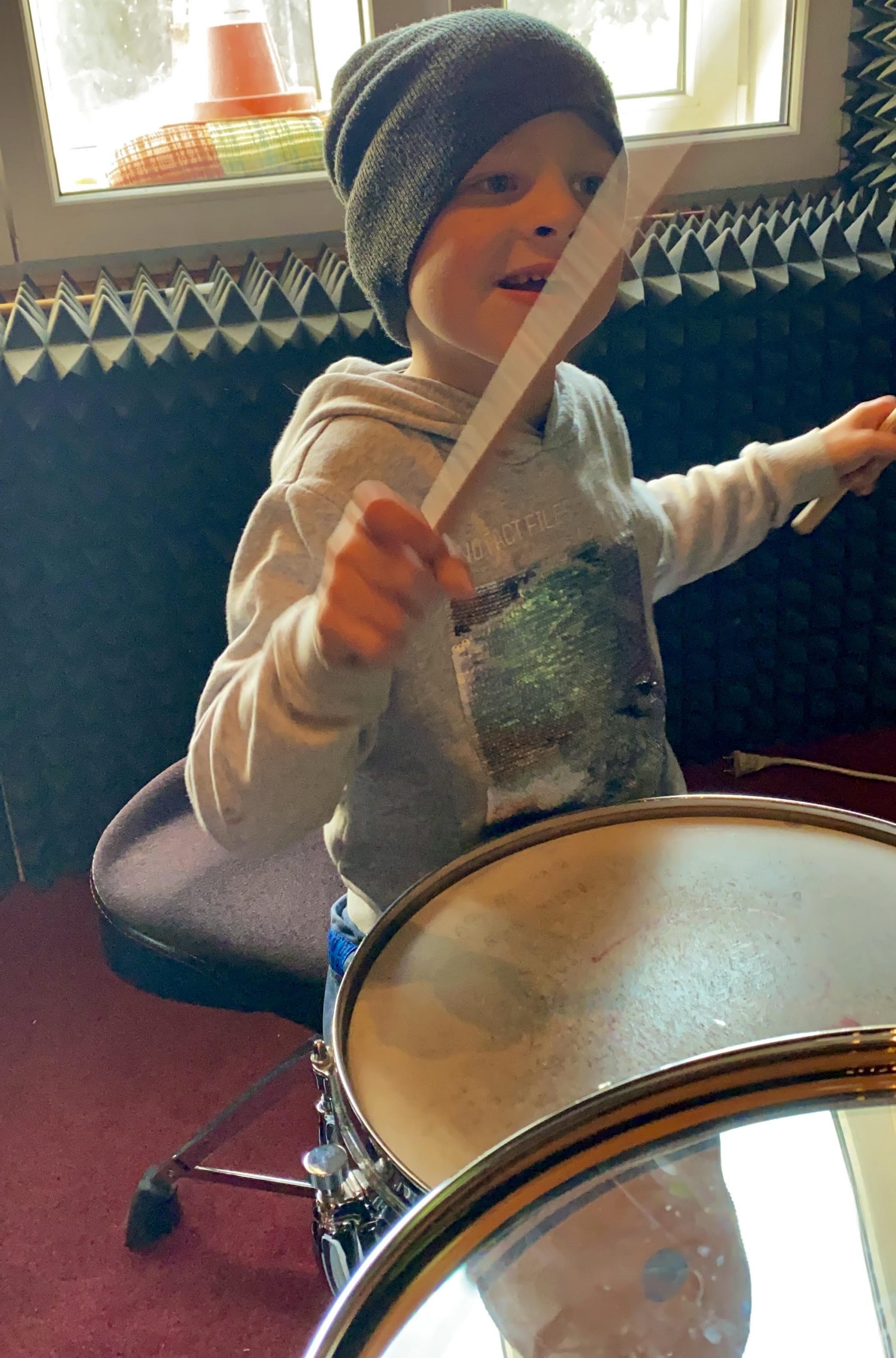 Neslyšící Toník hraje na bicí