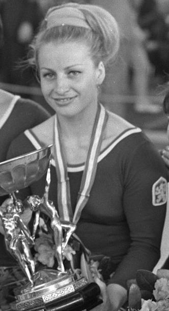 Věra, Čáslavská, gymnastka, sedící, s, medailí, olympiáda 1968