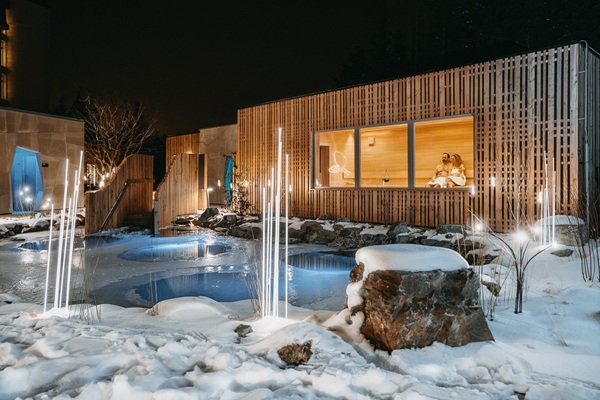 2021_02_sen panoramaticka lide vecer z boku