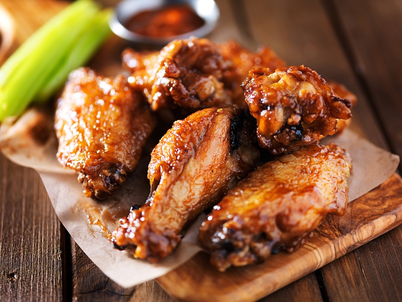 Barbecue,Chicken,Wings,Close,Up,On,Wooden,Tray,Shot,With