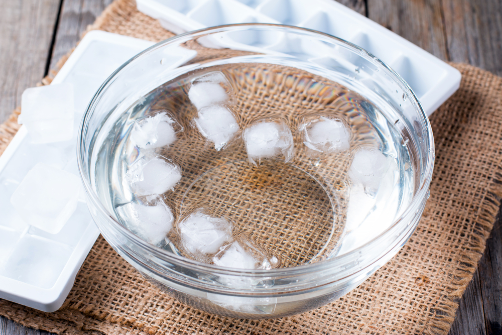 Ice,Cubes,In,A,Glass,Bowl