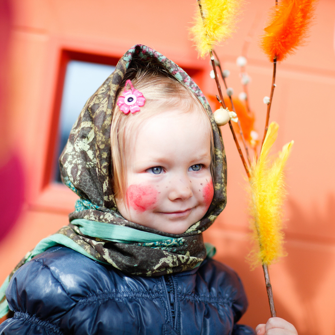 Adorable,Little,Girl,Outdoors,Collecting,Chocolate,Eggs,As,Part,Of