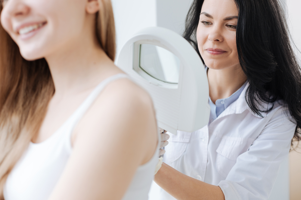 Concentrated,Dermatologist,Using,Medical,Loupe,In,The,Clinic