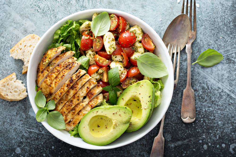 Caprese,Lunch,Bowl,With,Grilled,Chicken,And,Avocado
