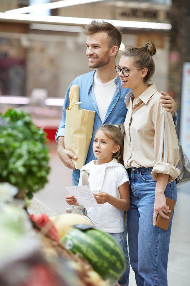 Portrait,Of,Contemporary,Young,Family,Shopping,For,Groceries,At,Farmers