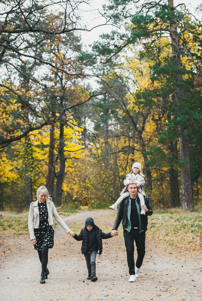 Happy,Mother,,Father,And,Little,Two,Childrens,Walking,At,Autumn