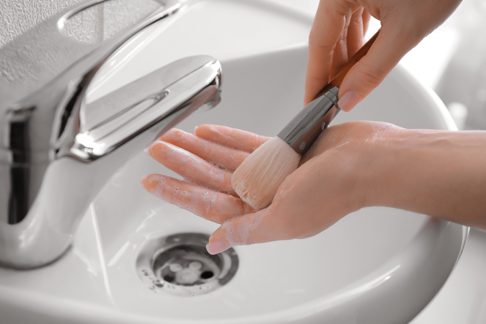 Woman,Washing,Makeup,Brush,Under,Water