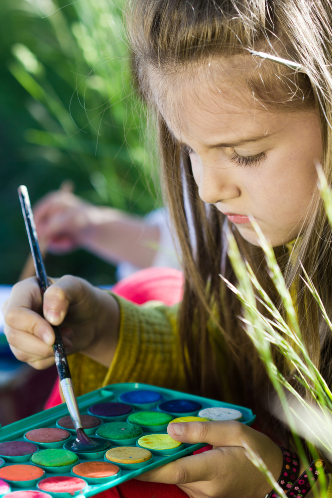Little,Girl,Painting,In,Nature
