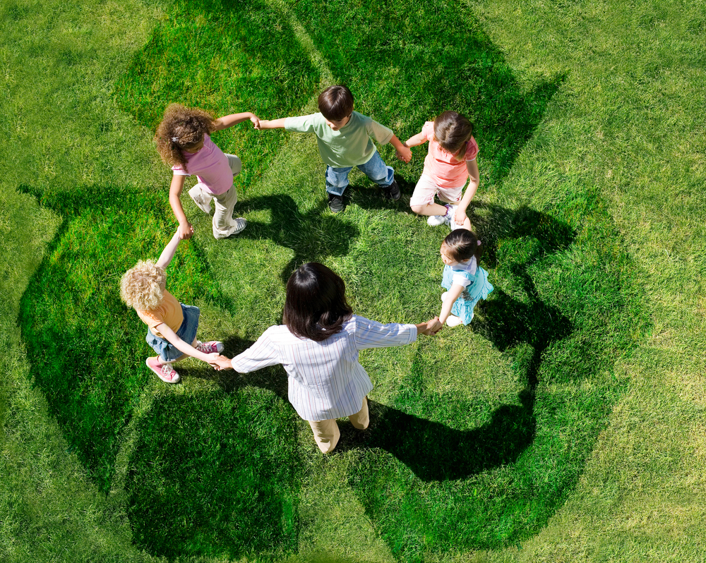 Overhead,Shot,Of,Teacher,With,Five,Young,Students,In,A