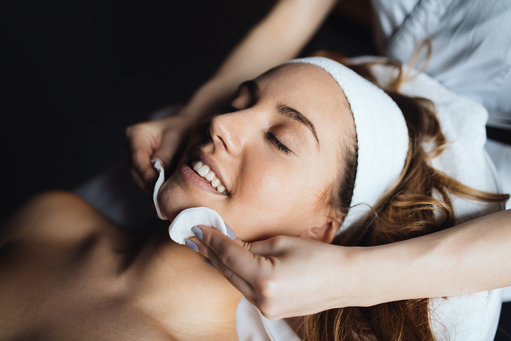 Masseur,Giving,Treatment,To,Beautiful,Brunette