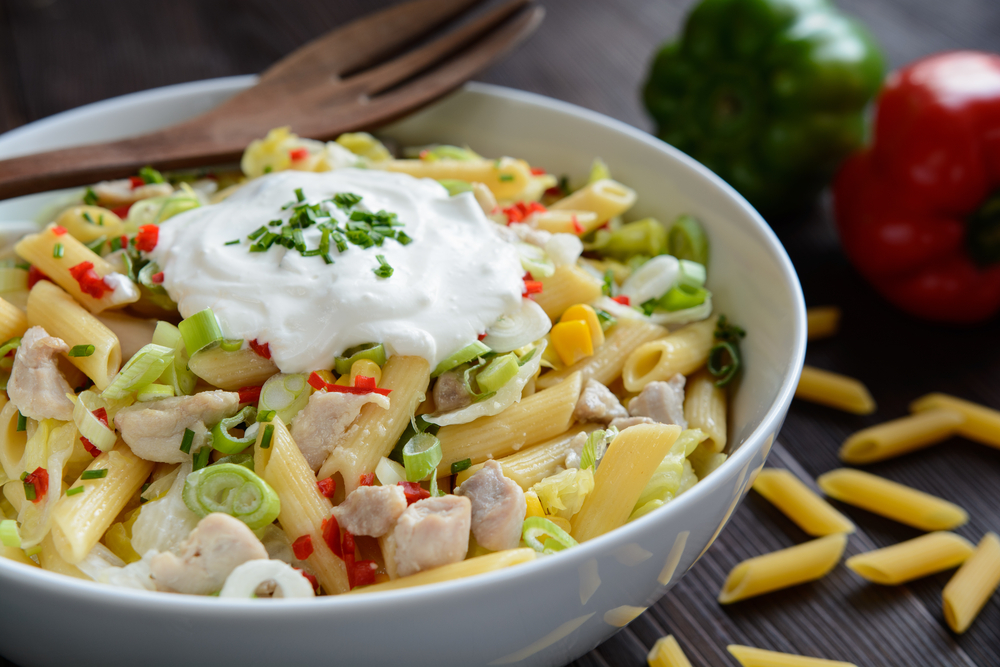 Penne,Pasta,Salad,With,Fried,Chicken,Meat,,Lettuce,,Red,Pepper,