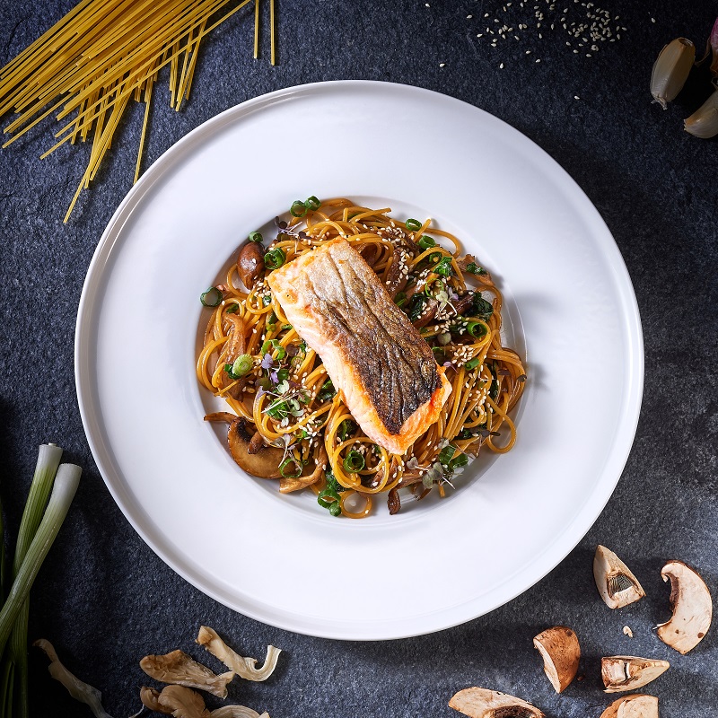 Spaghetti s lososem, žampiony, hlívou ústřičnou, špenátem a omáčkou teriyaki