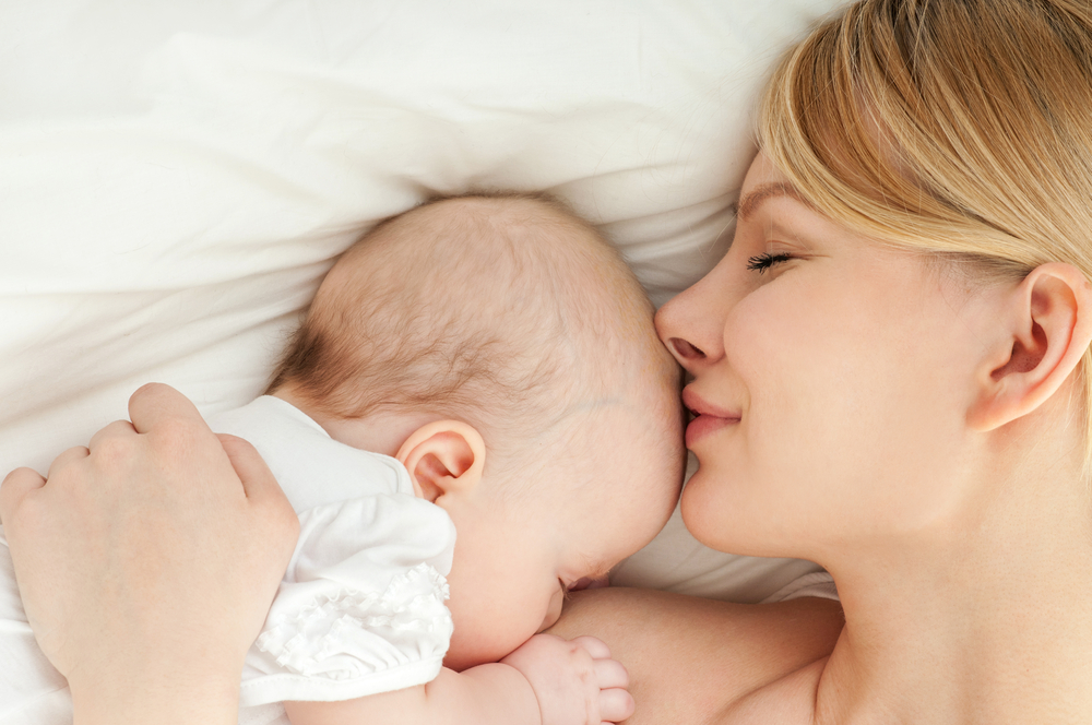 Young,Mother,And,Her,Baby,,Sleeping,In,Bed.,Mother,And