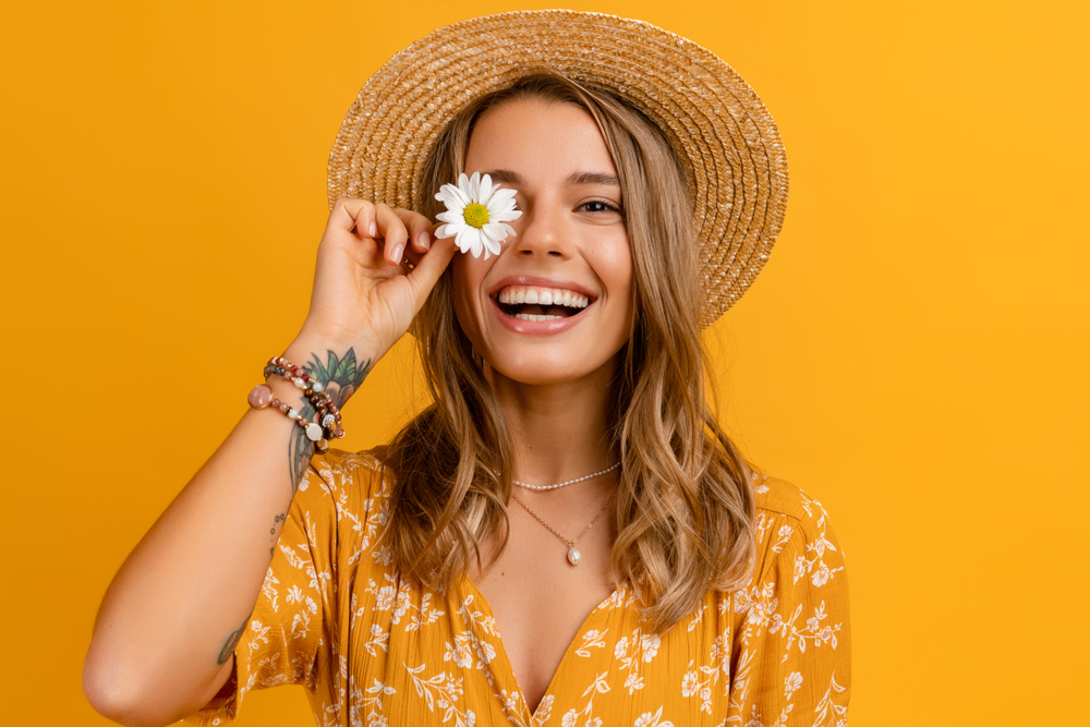 Beautiful,Attractive,Stylish,Woman,In,Yellow,Dress,And,Straw,Hat