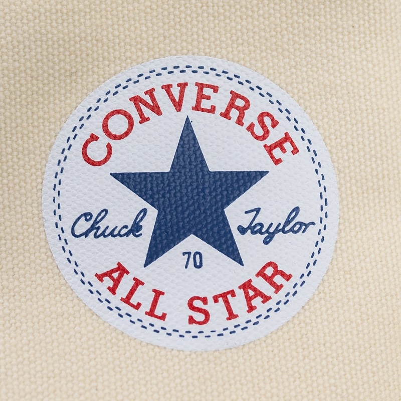 Logo známých tenisek Converse Chuck Taylor by mělo být mírně vystouplé, pěticípá hvězda pravidelná a přímo uprostřed kruhu-min