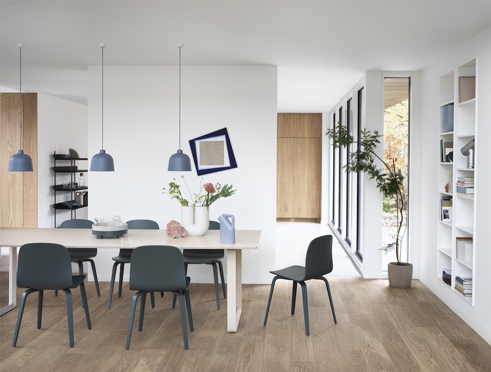 70-70-table-255x108-sand-visu-chair-wood-dark-green-grain-pendant-platform-tray-muuto-org_(150)