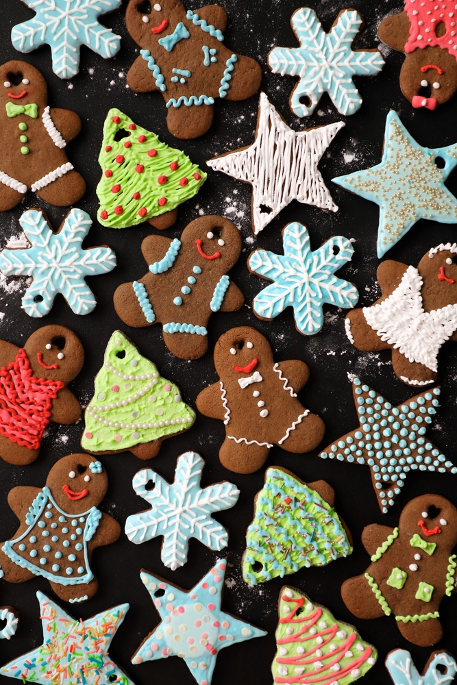 Set,Of,Christmas,Homemade,Gingerbread,Cookies,On,Dark,Table,,Colored