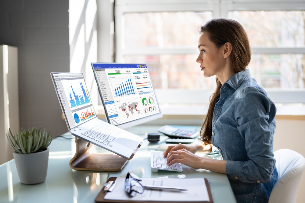 Financial,Business,Analytics,Data,Dashboard.,Analyst,Woman